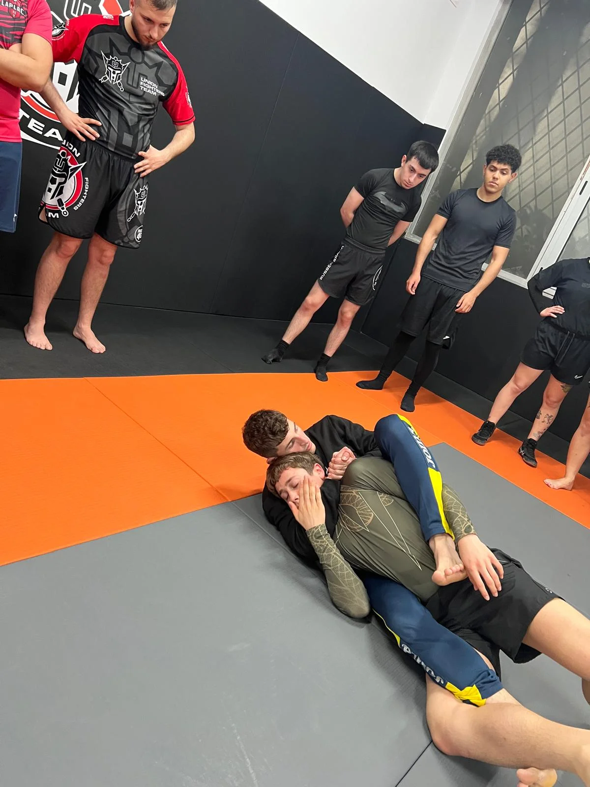 BJJ en Barcelona: Cómo Controlar el Pánico y Dominar el Suelo en Les Corts
