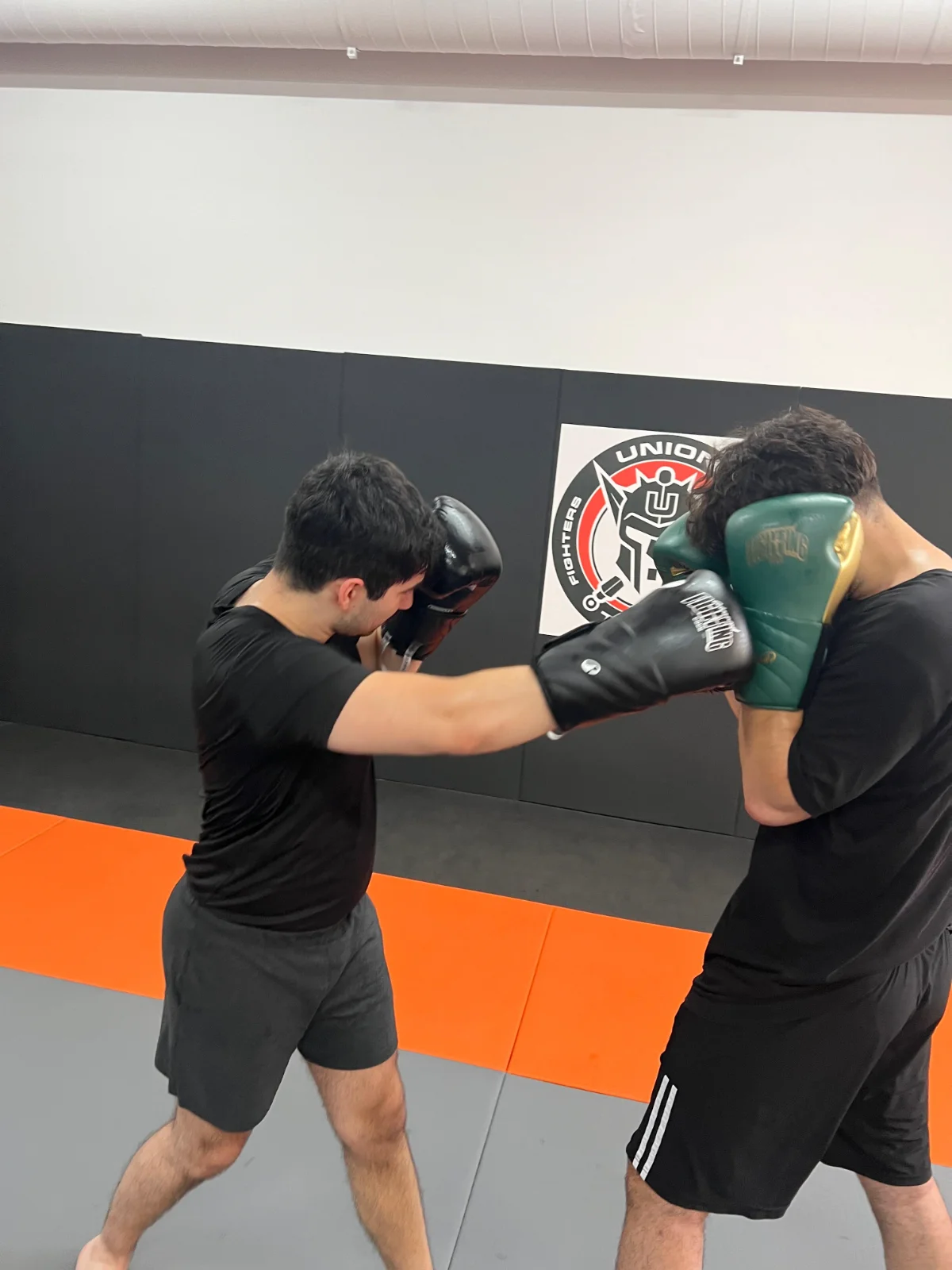 Boxeo en Barcelona: Por qué el Timing y la Distancia son tu Mejor Defensa contra el Derribo