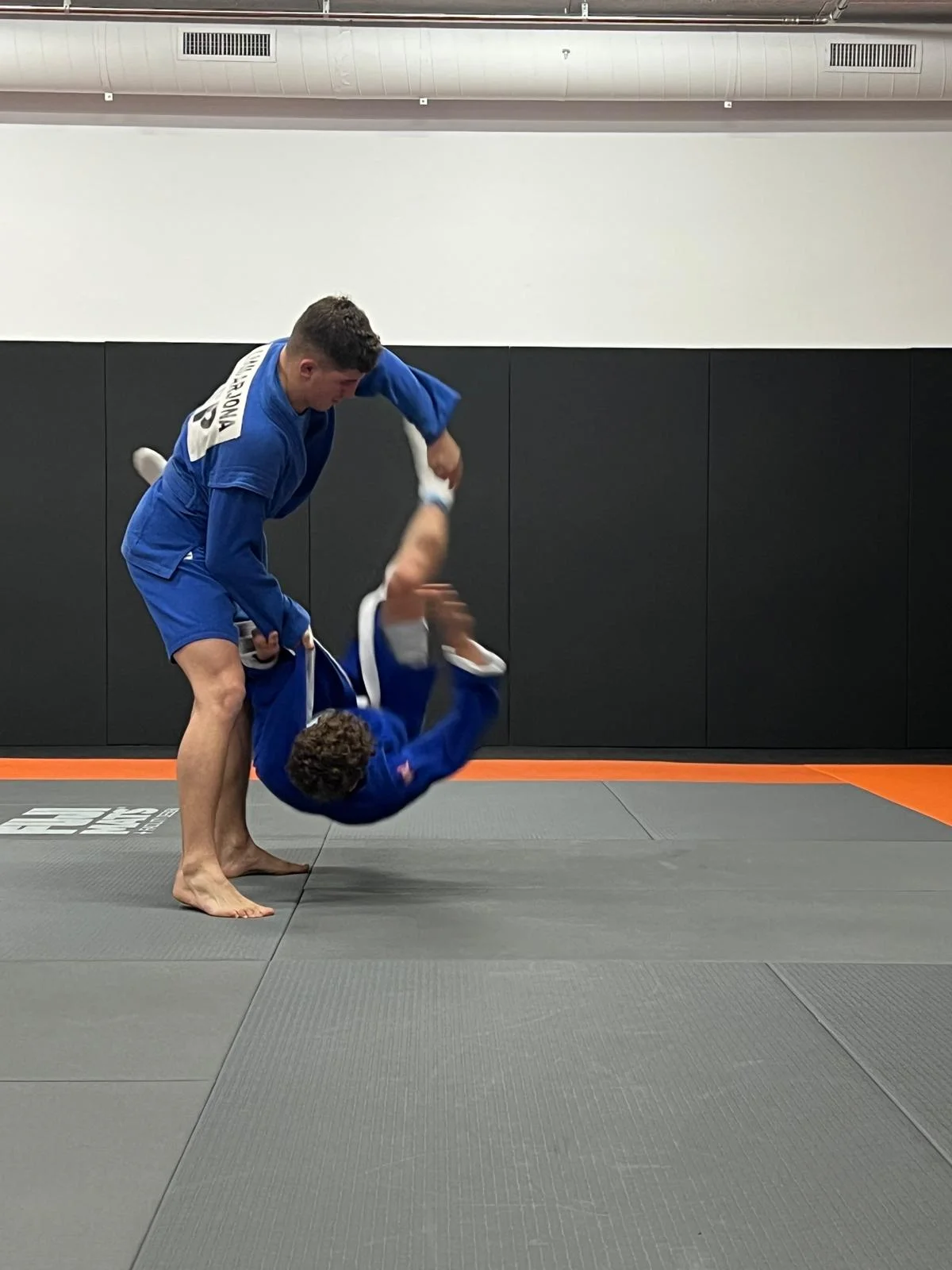 Sambo En Barcelona: Derribos, Control Y Suelo Para Entrenar Con Método